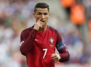 开云棋牌入口-铁血里昂筑铜墙，基米希一剑封喉定乾坤—欧冠大场面下的防守艺术与领袖光芒